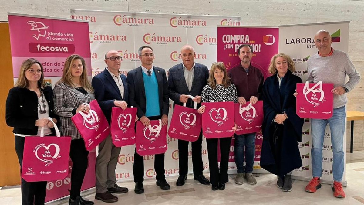 El Concejal de Comercio, Mercados y Consumo; Víctor Martín, el presidente de FECOSVA, Jesús Herreras, el vicepresidente de la Cámara Oficial de Comercio, Industria y Servicios de Valladolid, Javier Labarga y Eva
Morón la directora de LABORAL Kutxa de la zona de Valladolid, durante la presentación hoy de la XVIII edición de la campaña de promoción de otoño del comercio local bajo el lema “El comercio da vida a tu ciudad