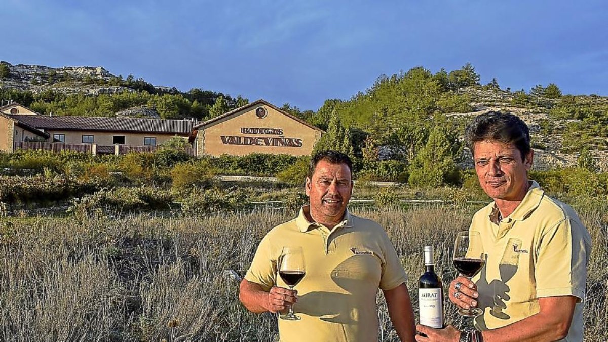 Jorge Rodríguez e Isidoro Álvarez (derecha), ante el edificio de la bodega Mirat, la única ribereña del entorno de Langa de Duero.-ARGICOMUNICACIÓN