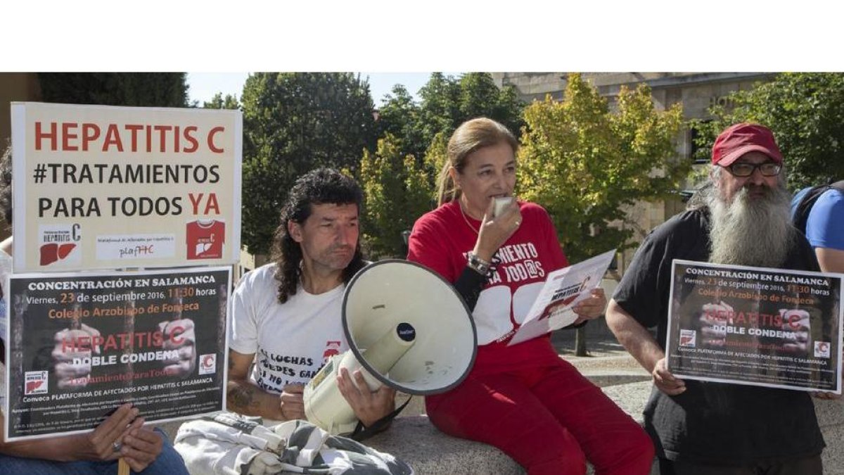 Concentración de afectados por la hepatitis el pasado 23 de septiembre.-ICAL