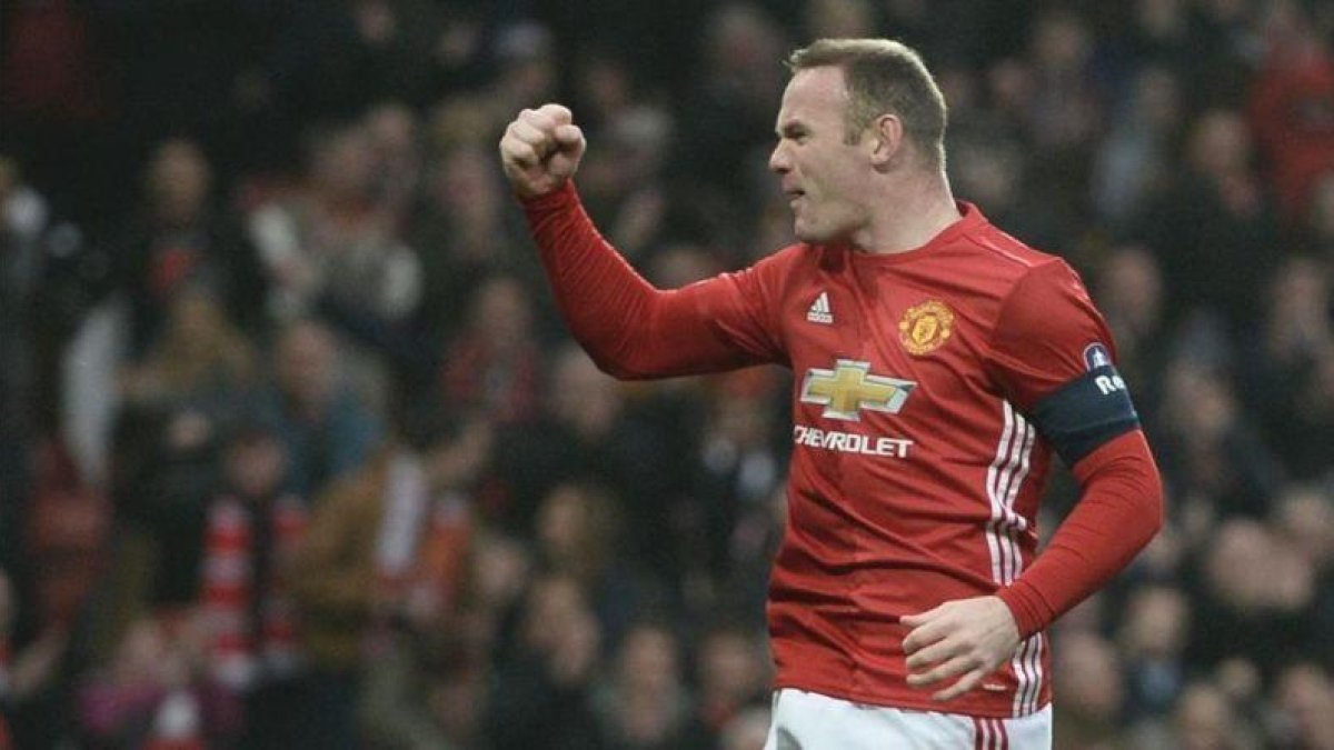 Wayne Rooney celebra el gol contra el Reading con el que iguala la marca histórica de Bobby Charlton con el Manchester United.-AFP / OLI SCARFF