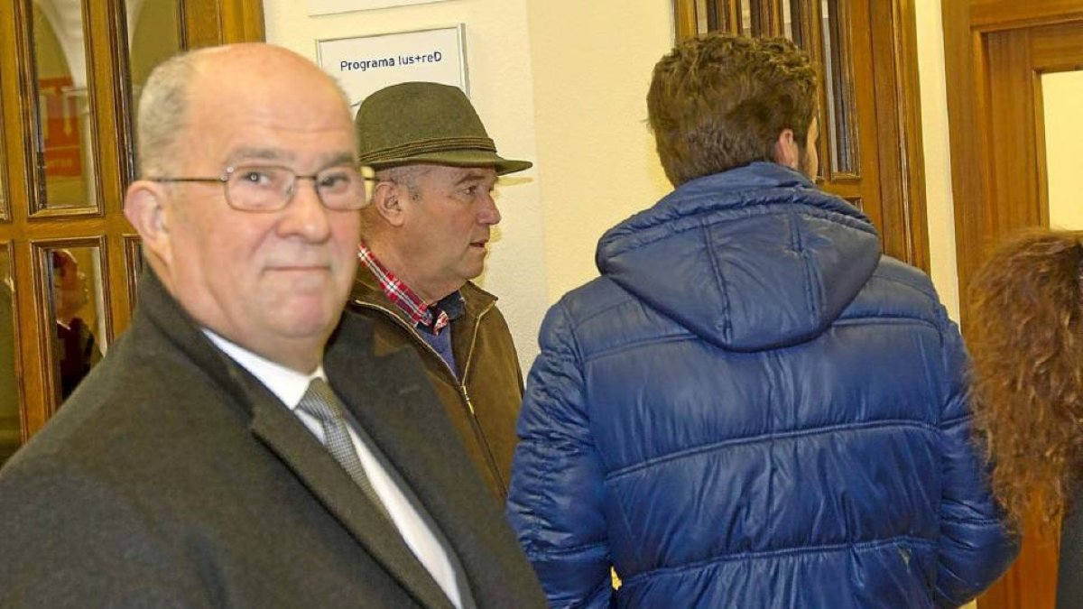 Lolo, a la derecha y de espaldas, en el juzgado-J.M. LOSTAU