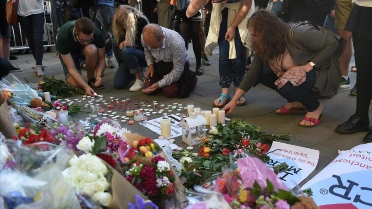 Homenaje popular a las víctimas del atentado en Manchester.-OLI SCARFF