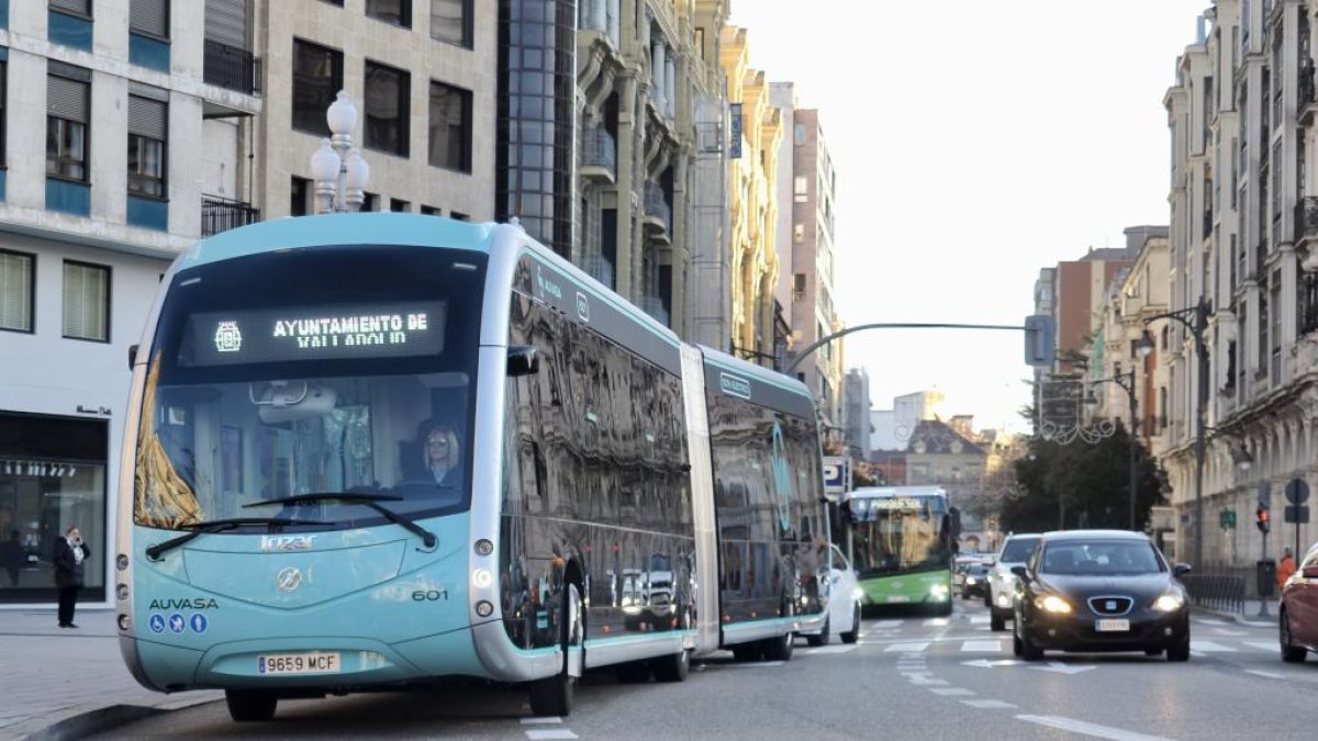 Imágenes de las pruebas que se han realizado con los nuevos autobuses eléctricos de Auvasa en Valladolid.-PHOTOGENIC/E. GARCÍA .