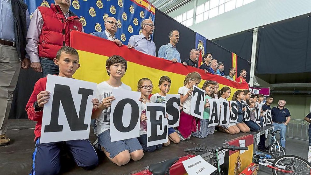 Los hijos de los policías destinados a Cataluña muestran un mensaje de apoyo a sus padres ya  todas las fuerzas del orden que trabajan allí estas semanas.-PABLO REQUEJO
