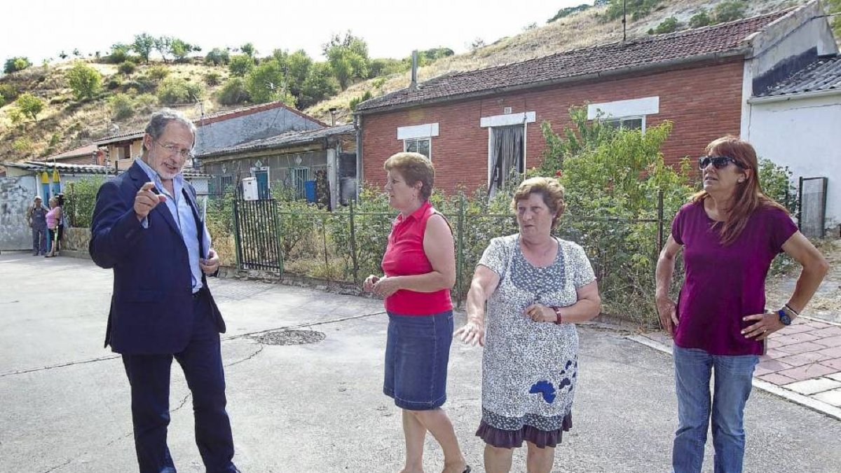 Manuel Saravia atiende a vecinas de la Cuesta de la Maruquesa en una visita.-J.M. Lostau