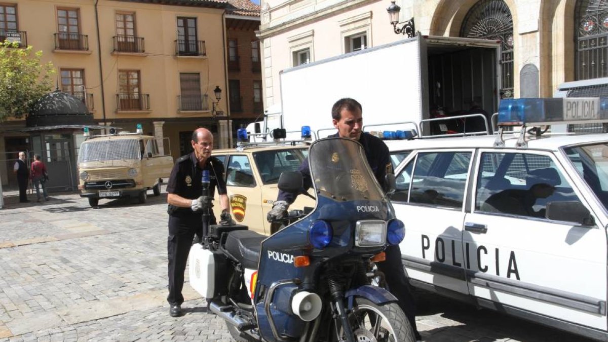 Llegada de vehículos antiguos militares y de la policía para la exposición en la plaza Mayor de la capital palentina-Ical