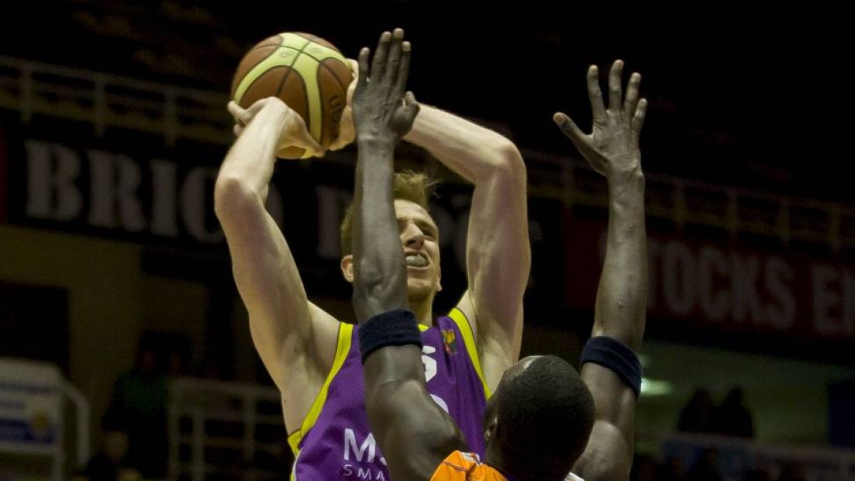 Javi Lucas se levanta ante Michel Diouf durante el último derbi-Pablo Requejo