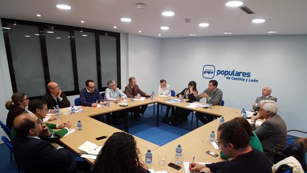 Un momento de la reunión del comité de organización el lunes pasado, que es la que ha llevado a esta situación de caos.-E. M.