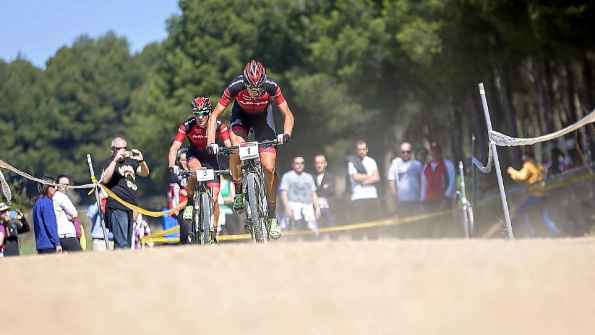 El pentacampeòn David Valero por delante de su compañero Pablo Rodríguez.-MIGUEL ÁNGEL SANTOS
