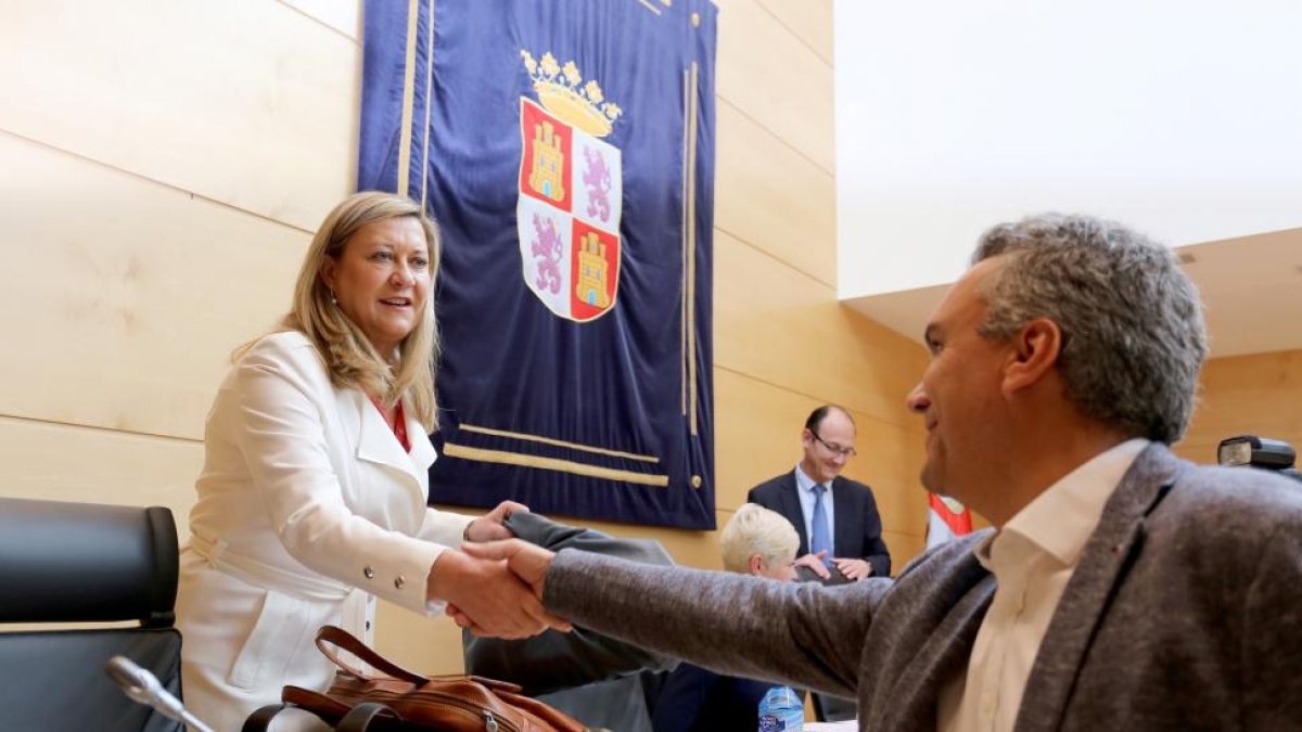 El socialista Javier Izquierdo junto a la consejera de Economía y Hacienda, Pilar del Olmo-Leticia Pérez / ICAL