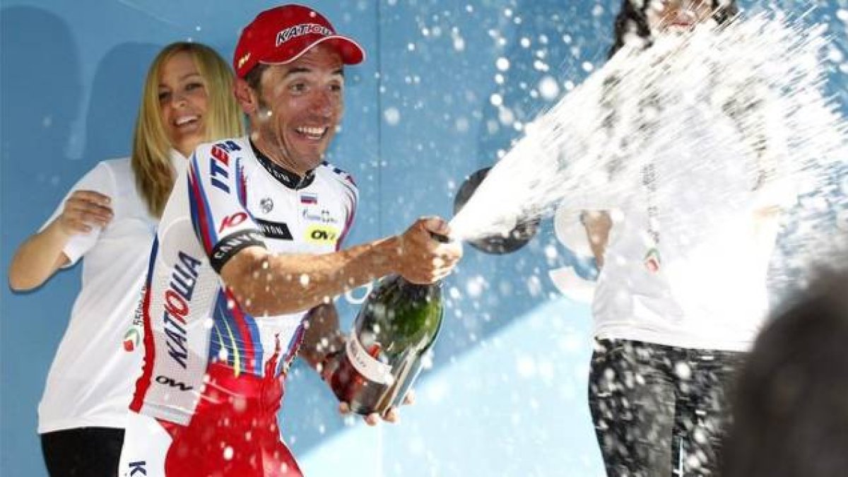 Purito saborea la victoria en el podio de la Vuelta al País Vasco.-Foto: EFE / JAVIER ETXEZARRETA