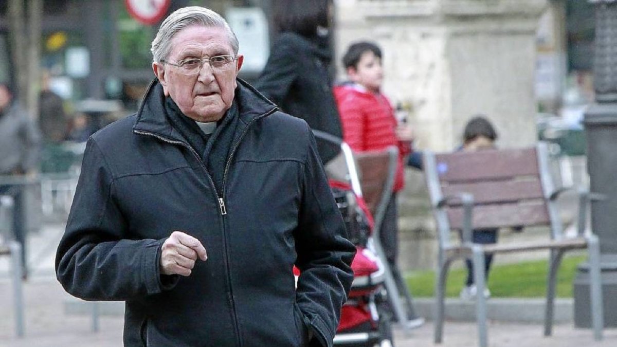 El sacerdote Jesús Hernández, ayer, a su llegada a la Catedral de Valladolid-J.M.Lostau