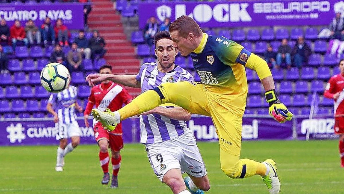 Mata presiona al portero del Rayo, que despeja con el pie, ayer, en el partido disputado en Zorrilla.-J. M. LOSTAU