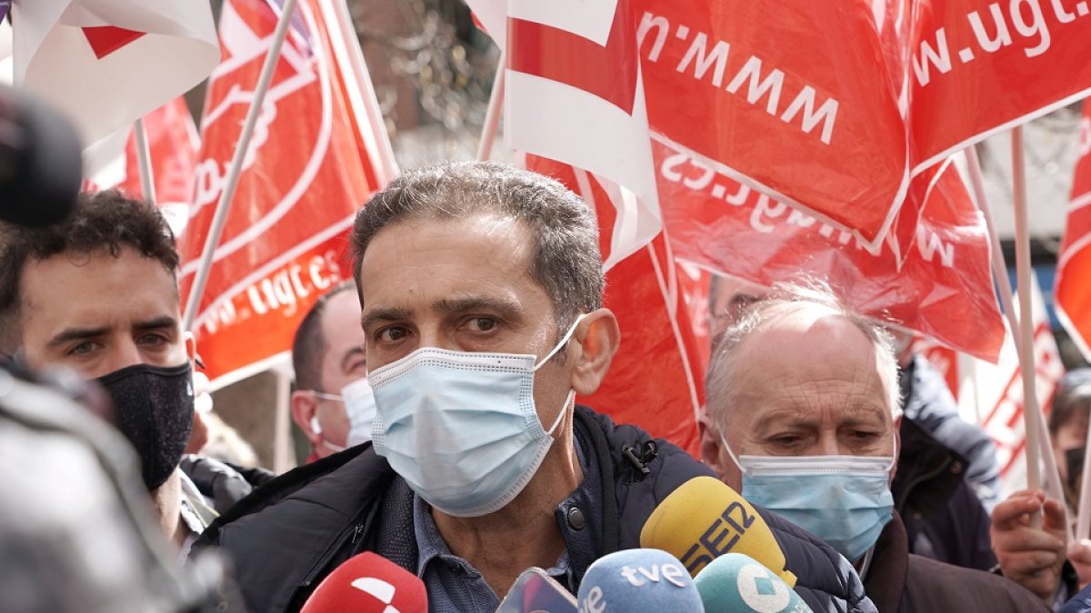 Vicente Andrés atiende a los medios en presencia de Faustino Temprano. / ICAL