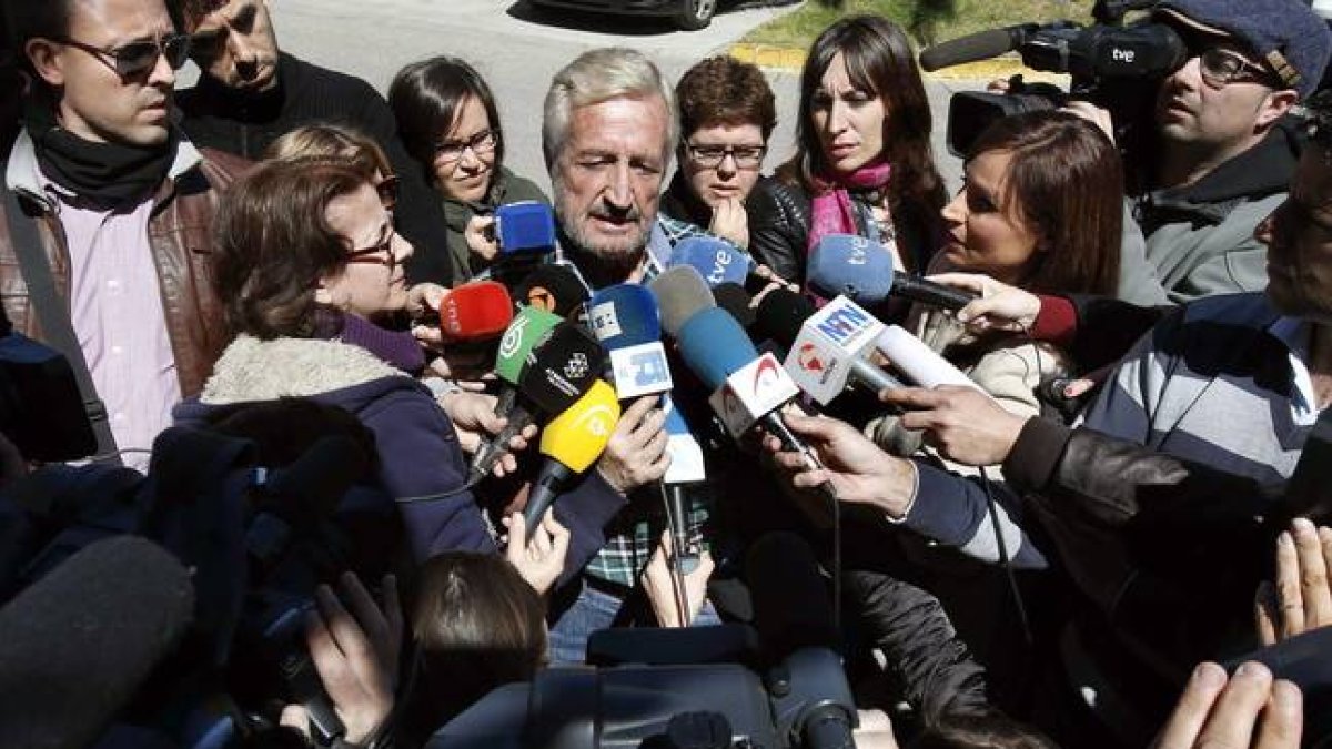 Juan Pardo, el hombre que perdió a su hija, a su nieta y a su primera mujer, atiende a los medios de comunicación a su salida del Hotel Rey Don Jaime de Castelldefels.-Foto: Andreu Dalmau / EFE / ANDREU DALMAU
