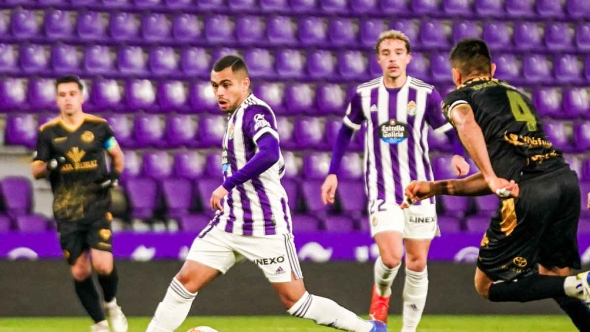 Moha conduce el balón en el encuentro ante el Zamora. / I. SOLA / RV