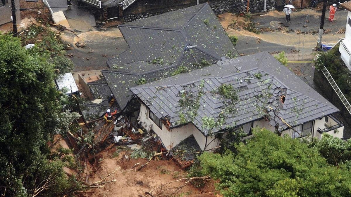 Los equipos de rescate trabajan en Kitakyushu para hacer frente a los varios deslizamientos debidos a las lluvias torrenciales.  /-REUTERS