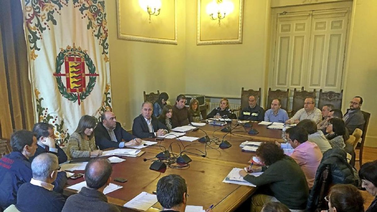 El concejal de Hacienda, Antonio Gato, en el centro durante la reunión de la mesa negociadora del convenio.-EL MUNDO
