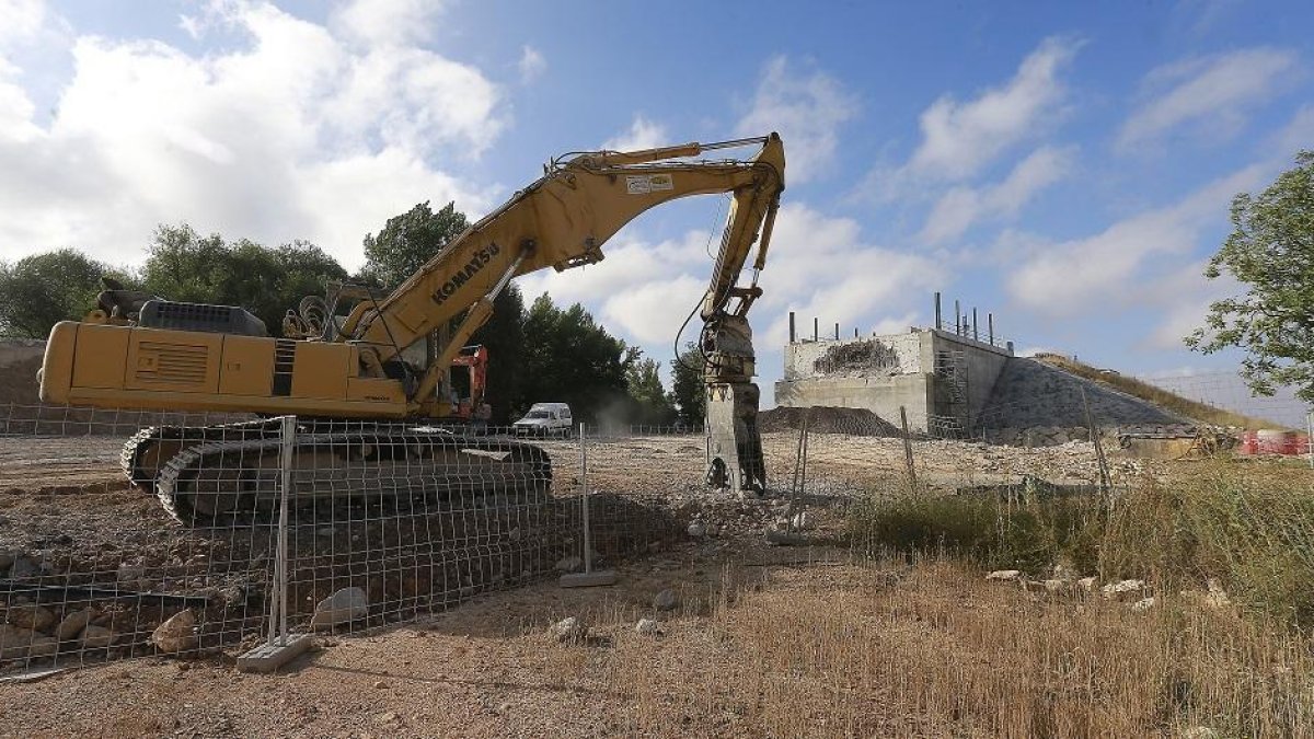 Estado actual de las obras de reconstrucción del puente, con los trabajos parados a la espera de la autorización de la CHD para actuar sobre el río Arlanzón.-R. OCHOA