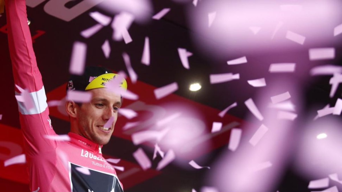 Simon Yates, este viernes, en el podio del Giro.-/ LUK BENIES (AFP)