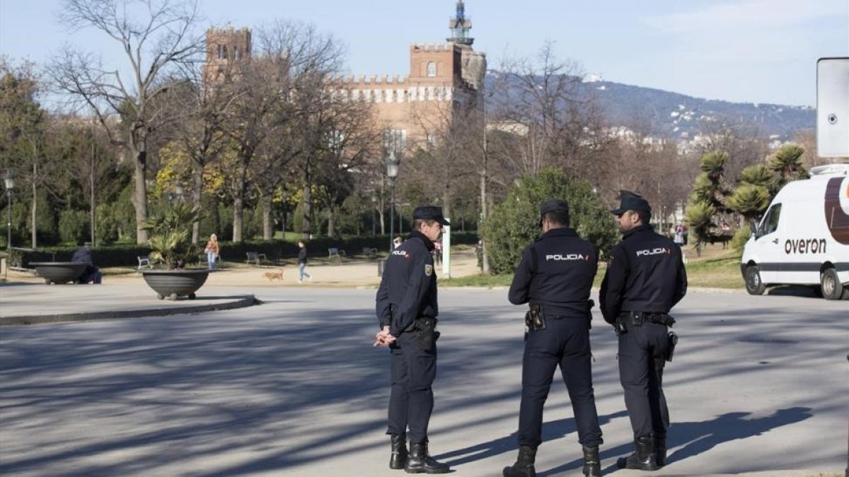 Policías nacionales en las inmediaciones del Parlament.-ALBERT BERTRAN