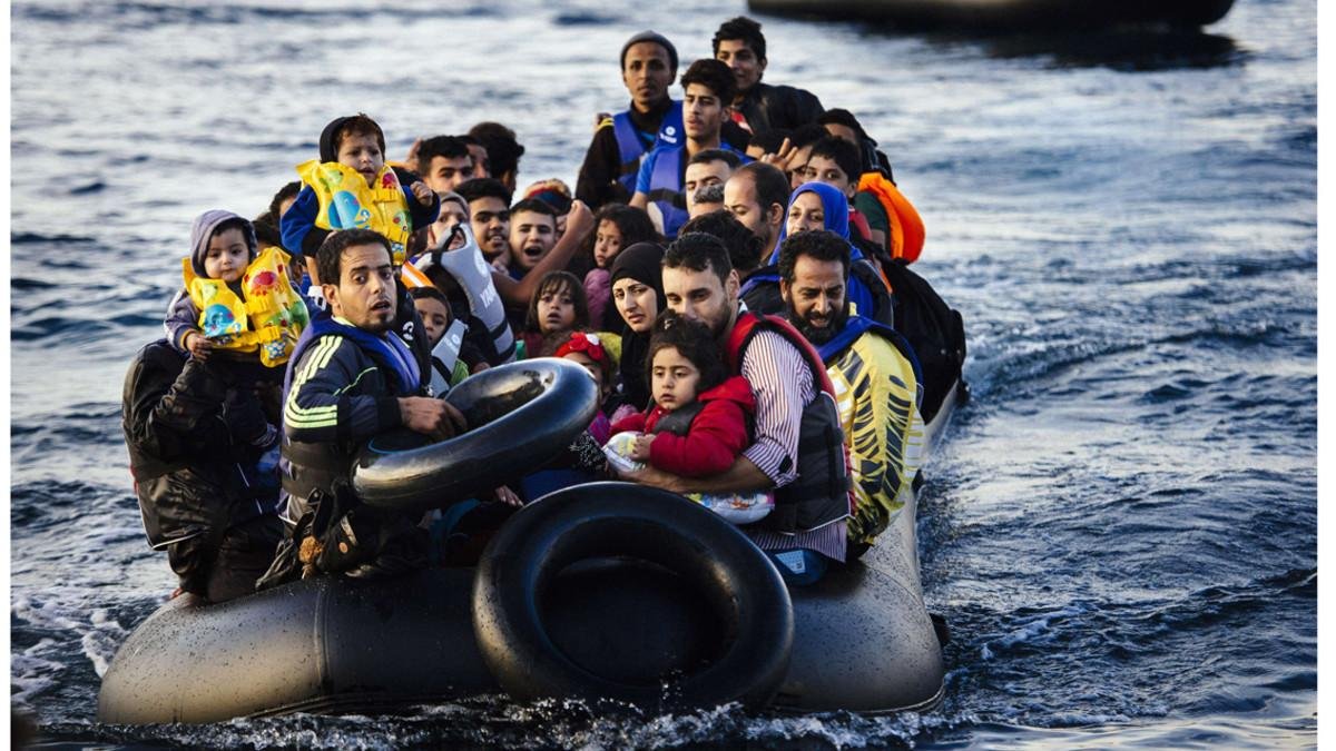 Una balsa con inmigrantes en el Mediterráneo.-DIMITAR DILKOFF (AFP)