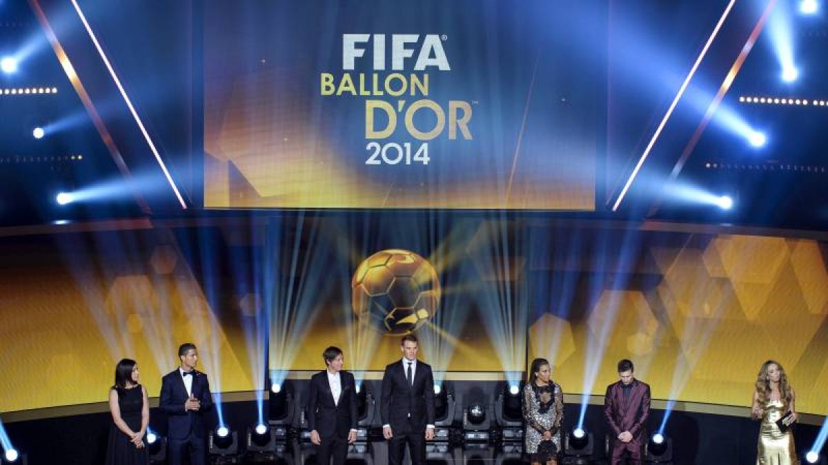 Los nominados al Balón de Oro, la alemana Nadine Kessler, el portugués Cristiano Ronaldo, la estadounidense Abby Wambach, el alemán Manuel Neuer, la brasileña Marta, y el argentino Lionel Messi, participan en la gala del Balón de Oro que se celebra hoy en-Foto: EFE