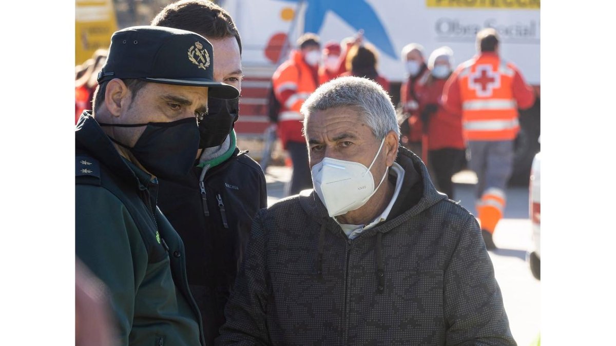 El padre de Esther, a la derecha, junto al teniente coronel de la Comandancia, en las primeras batidas.- PHOTOGENIC