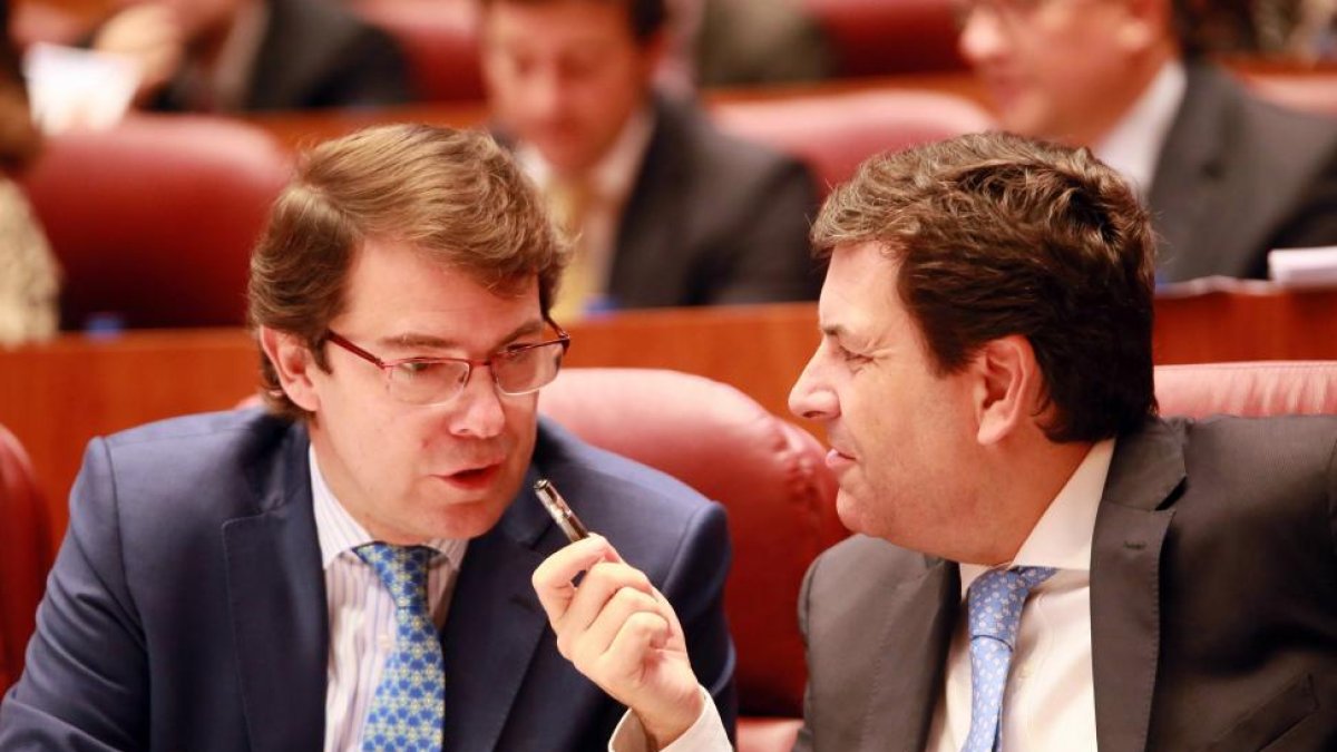 El portavoz del Grupo Popular, Carlos Fernández Carriedo, y el procurador Alfonso Fernández Mañueco-Ical