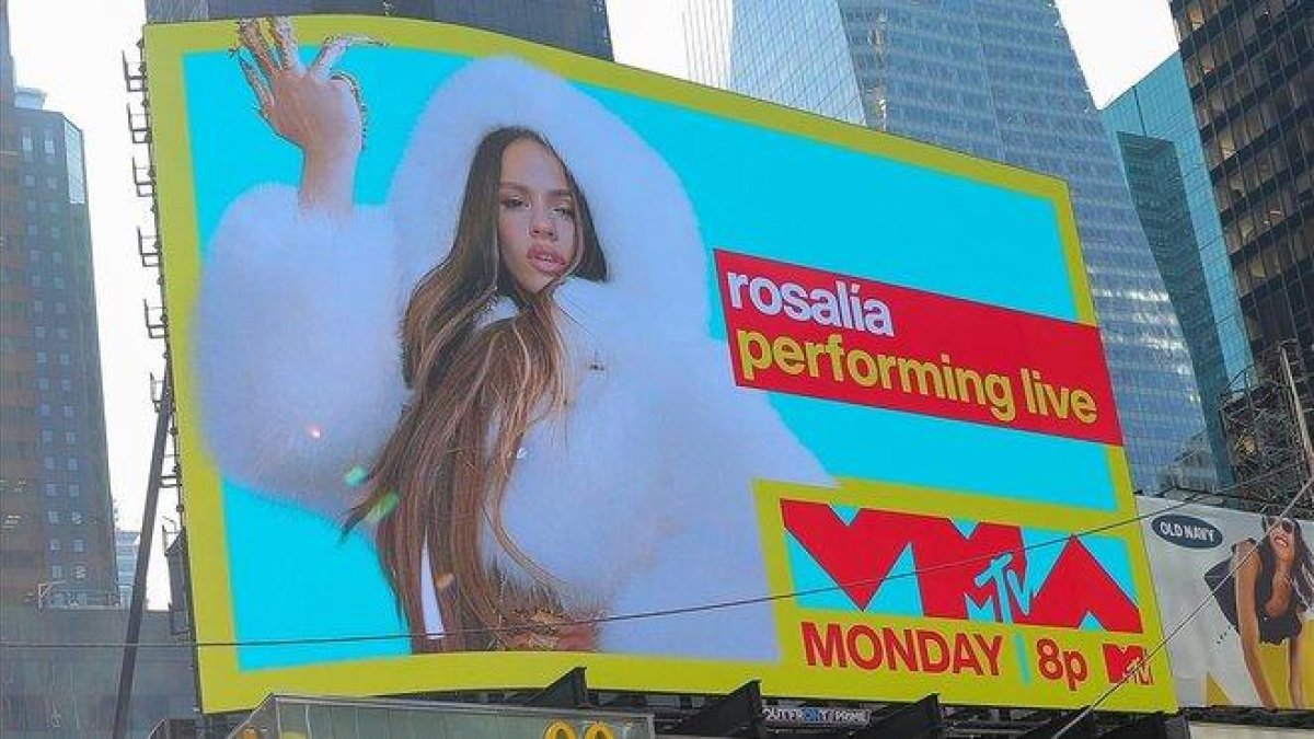 Rosalía, en los carteles de Times Square anunciando su actuación en los MTV.-GTRES