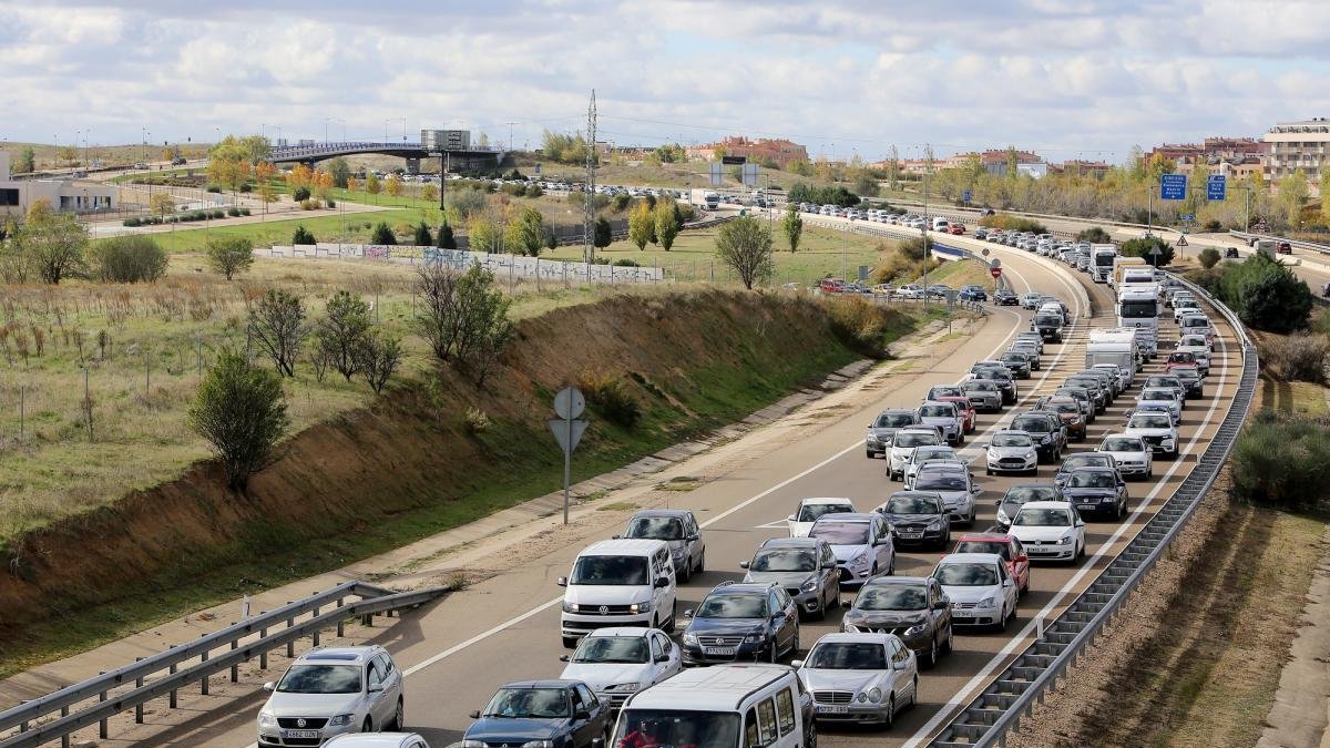 Retención en la A-6. Foto de archivo.-E.M.