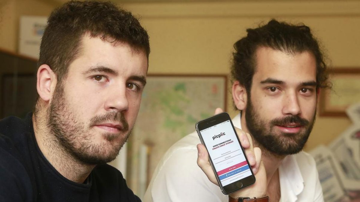 Daniel Fontaneda y Bruno Cabeza muestran la aplicación de Picpiic, disponible para teléfonos móviles.-RAÚL G. OCHOA