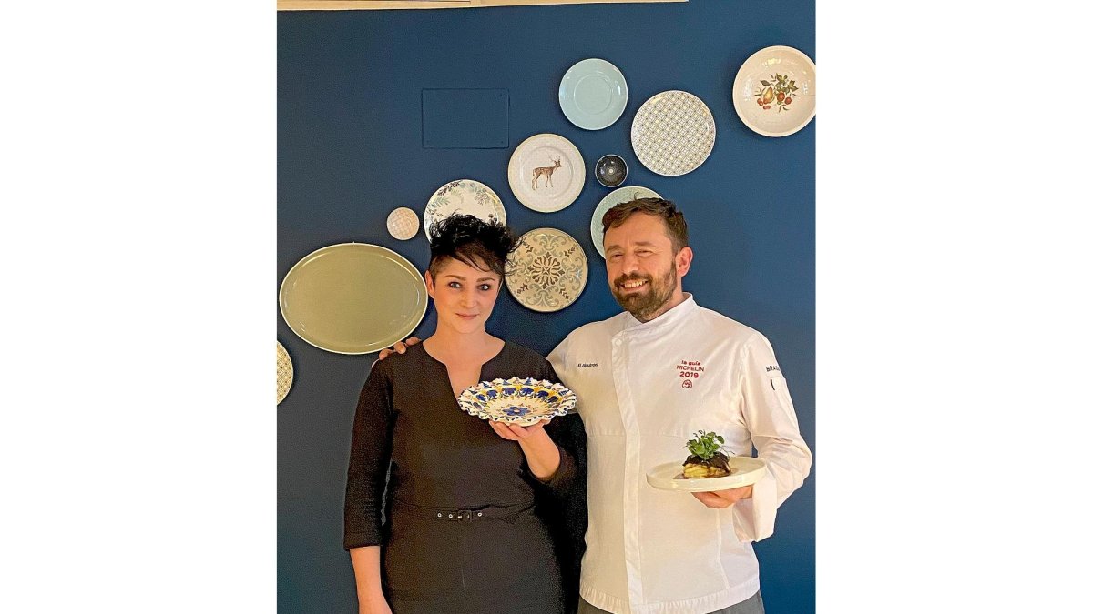César y Sandra, en el interior del restaurante El Alquimista en Salamanca. / E.M.