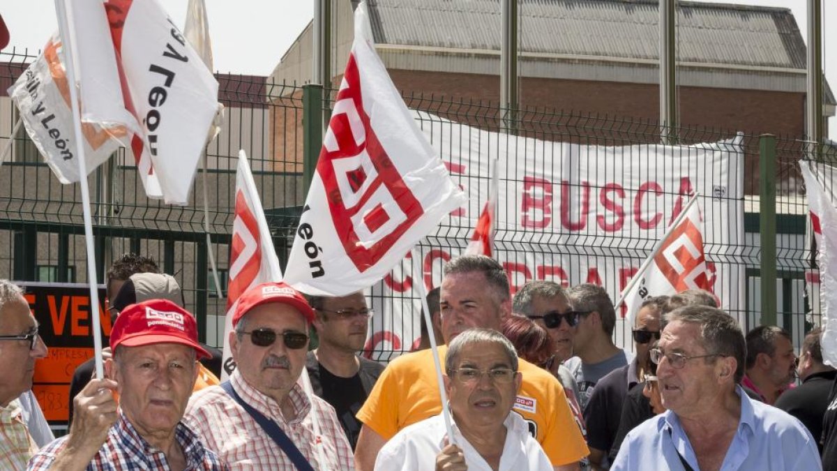 Trabajadores de la factoría vallisoletana Lauki, durante la concentración celebrada ayer a las puertas de las instalaciones.-MIGUEL ÁNGEL SANTOS