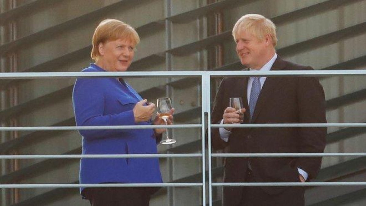 Merkel y Johnson, ayer en la sede de la cancillería en Berlín.-AFP / ODD ANDERSEN