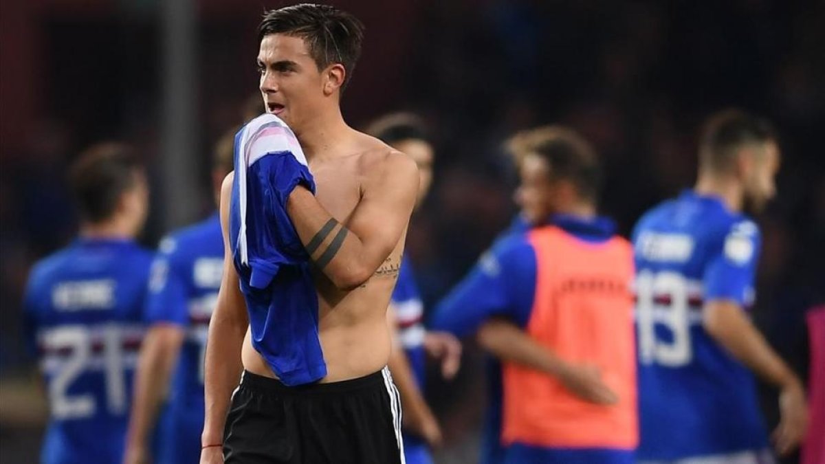 Dybala, decepcionado, tras la derrota de la Juve ante la Sampdoria.-AFP / MARCO BERTORELLO