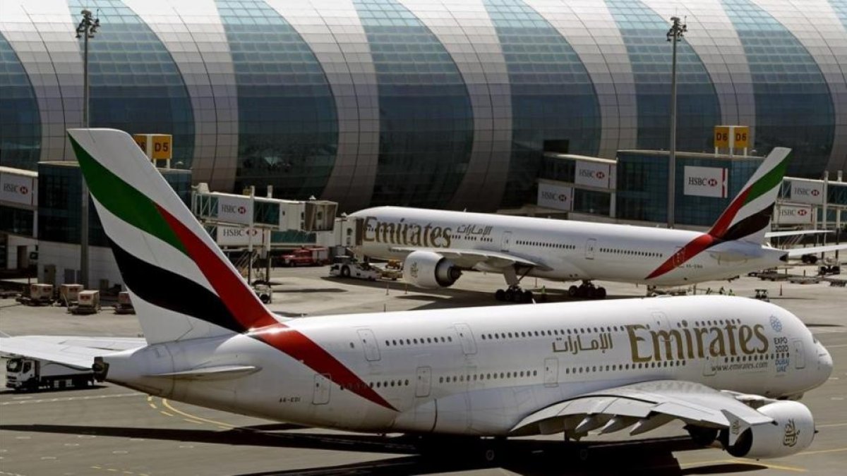 Aviones de la compañía Emirates en el aeropuerto de Dubái, en los Emiratos Árabes Unidos, el 8 de mayo del 2014.-KAMRAN JEBREILI