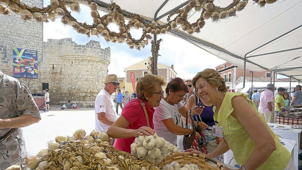 Uno de los puestos de venta de ajos con el castillo del municipio al fondo.-ICAL
