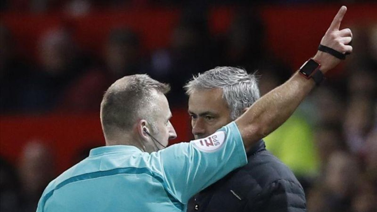 El árbitro expulsa a José Mourinho.-REUTERS / CARL RECINE