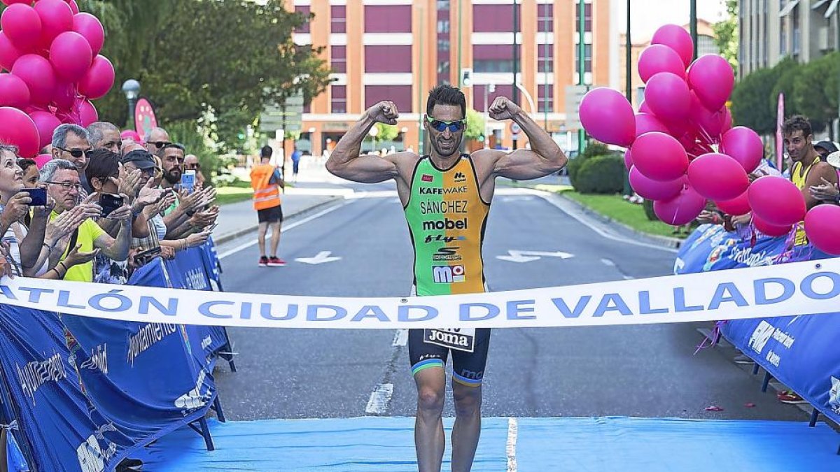 Sánchez Rosado cruza la meta en primera posición.-PABLO REQUEJO