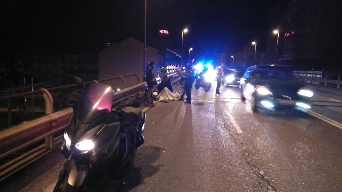 Varias personas atienden al ciclista atropellado.-POLICÍA MUNICIPAL