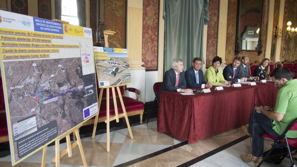 La directora general de Aguas de las Cuencas de España (Acuaes), Aránzazu Vallejo, el alcalde de la ciudad, Javier Lacalle, y el subdelegado del Gobierno en Burgos, José María Arribas Andrés, entre otros, presentan las obras del Anillo de Abastecimiento y-Ical