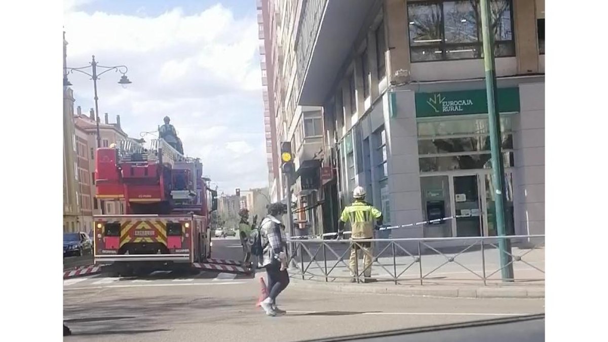 Corte al tráfico en el paseo Hospital Militar por el desprendimiento de cascotes de un edificio. -Í. ARRÚE