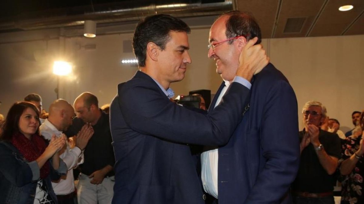 Pedro Sánchez da ánimos a Miquel Iceta en un acto en Barcelona.-/ ELISENDA PONS