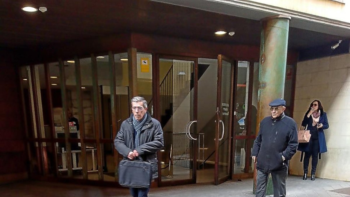 Jesús Rodríguez Recio, presunto testaferro de Rafael Delgado, abandona ayer el juzgado tras declarar.-E. M.