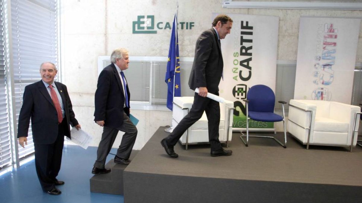 El presidente de Cartiff, José Ramón Perán; el director gerente del Hospital Río Hortega de Valladolid, Alfonso Montero y el consejero de Sanidad, Antonio María Sáez, en el lanzamiento del Proyecto Life Smart Hospital, que convertirá al Río Hortega en el-Ical