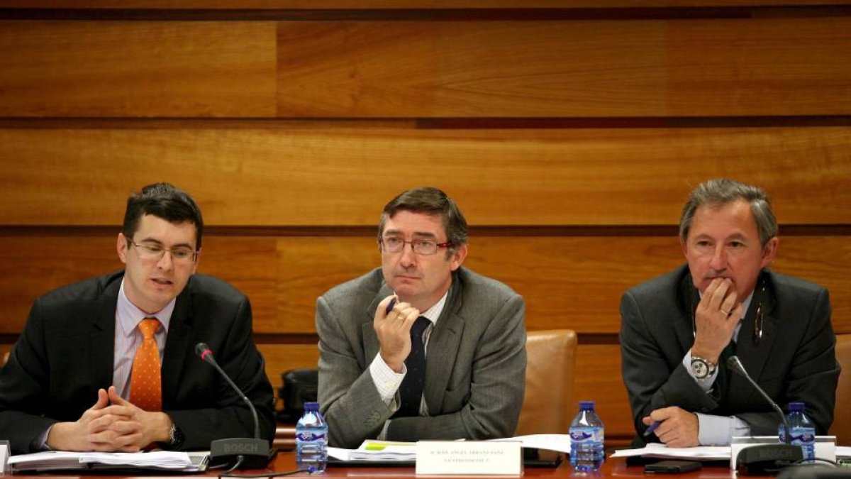 El director general de Medio Natural, José Ángel Arranz (C), asiste a la reunión del Consejo de Pesca-Ical