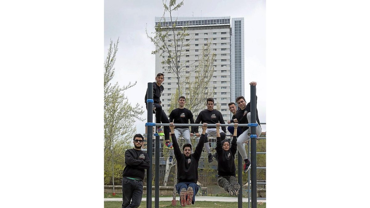 Los integrantes de Sons of Bars posan en el nuevo parque de Las Moreras.-NURIA MONGIL