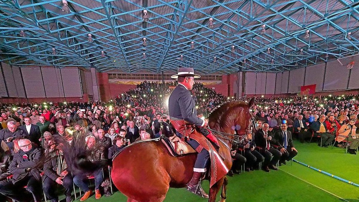 Espectáculo a caballo, en un momento de la inaguración de nacional de galgos de Nava.-PABLO REQUEJO / PHOTOGENIC