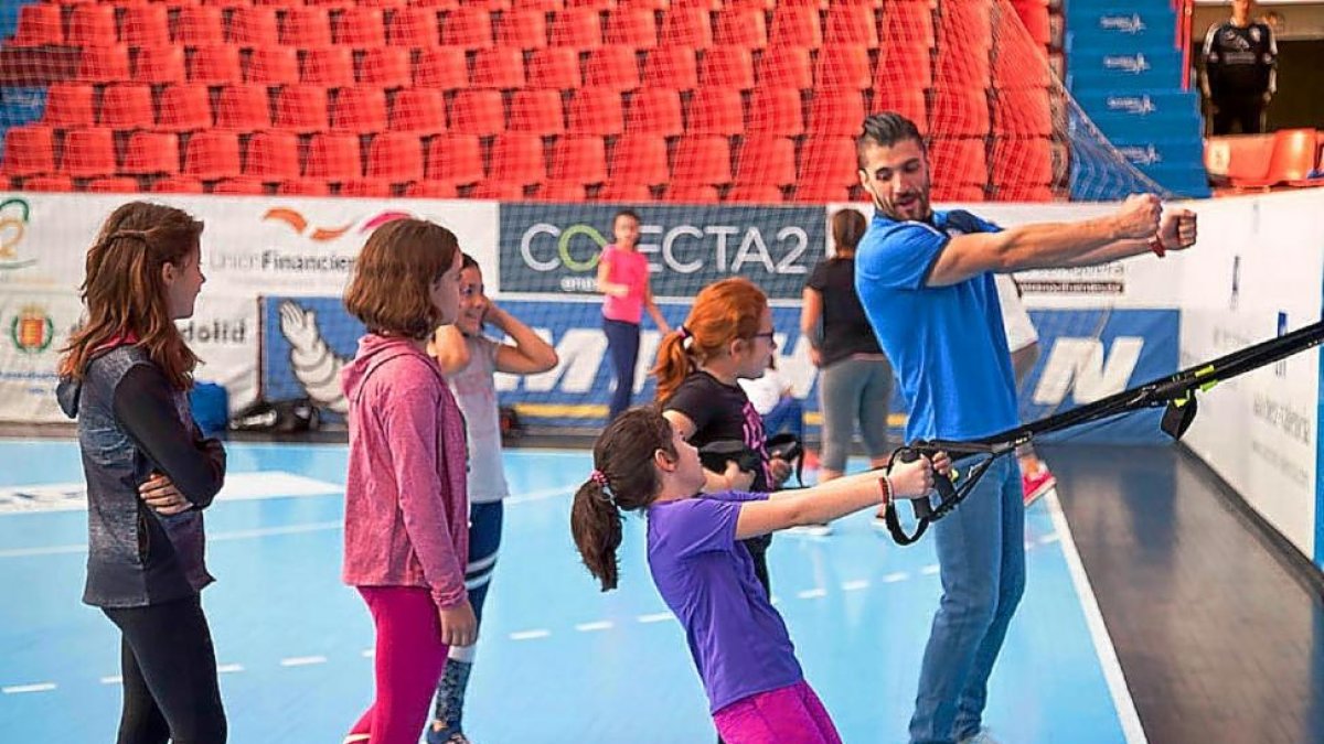 Roberto Pérez, con alumnos del colegio Melquíades Hidalgo de Cabezón-EL MUNDO